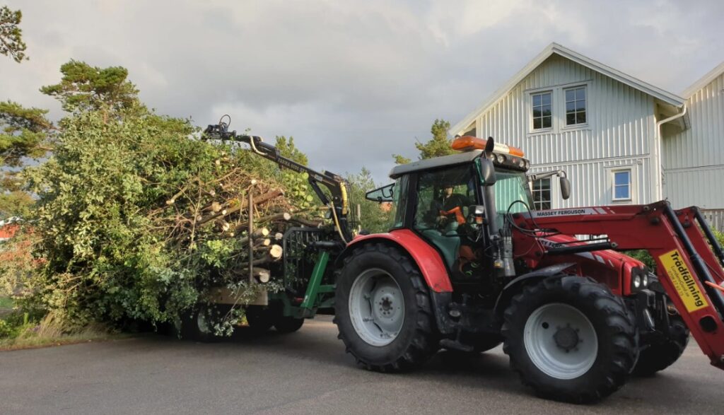 Bortforsling trädgårdsavfall med traktor i Strömstad